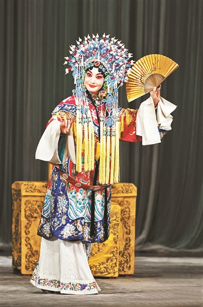 张春华为年轻演员说戏示范  国家京剧院供图