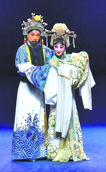张馨月饰杨玉环,杜喆饰李隆基.