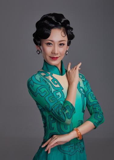 刘芳—饰曾思懿再来围观一下《北京人》中的"愫芳",著名电影演员