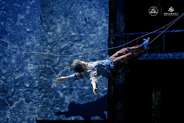 北京杂技团《春望-小萝卜头》点亮天桥演艺区