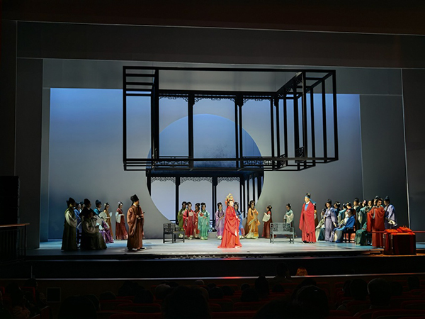 《桃花扇》讲述了秦淮河畔才子侯方域和李香君的故事,是戏剧舞台上的